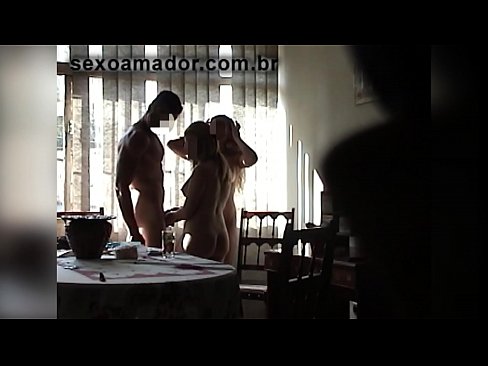 ❤️ Amigos sexuais convidam um homem gigante e um ménage à trois com ele ❤❌ Apenas porno em nós