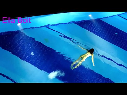 ❤️ Não consigo parar de ver, jovem loira apanhada a nadar nua na piscina da estância balnear ELLA BOLT ❤❌ Apenas porno em nós
