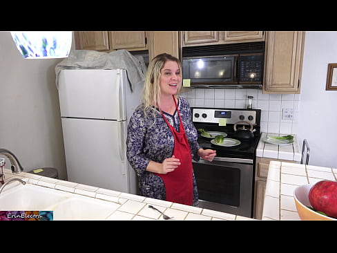 ❤️ A madrasta a ordenhá-lo na cozinha antes do seu encontro ❤❌ Apenas porno em nós