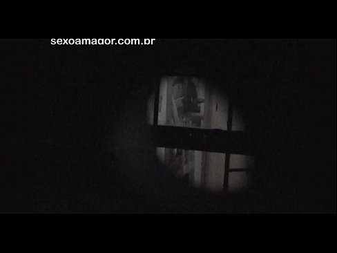 ❤️ Lourinho é filmado secretamente por um voyeur de bairro escondido atrás de tijolos ocos ❤❌ Apenas porno em nós