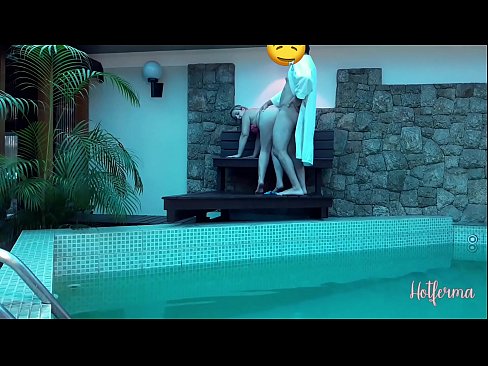 ❤️ Chefe convida criada para a piscina, mas não conseguiu resistir a um ❤❌ Apenas porno em nós