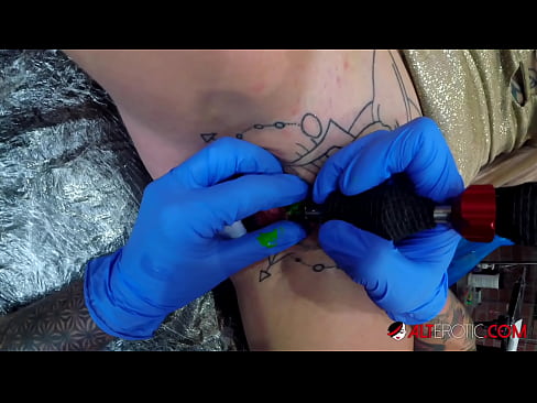 ❤️ Extremamente tatuada, a brasa Sully Savage fez uma tatuagem no seu clítoris ❤❌ Apenas porno em nós