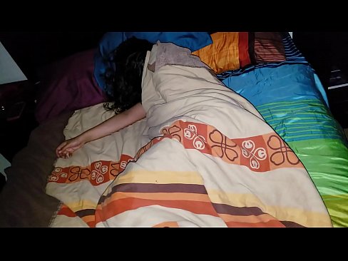 ❤️ Stepson berating a sua jovem madrasta enquanto ela dorme. ❤❌ Apenas porno em nós