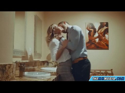 ❤️ Quando uma loira peituda o seduz numa casa de banho pública ❤❌ Apenas porno em nós